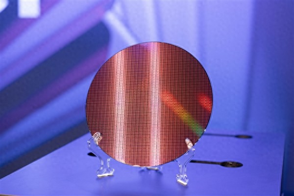 要配资 Intel 18A晶圆、芯片现场展示: 妥妥的艺术品!