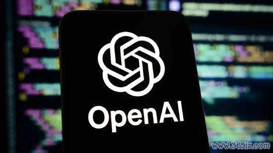 手机屏幕上显示 OpenAI 的标识。